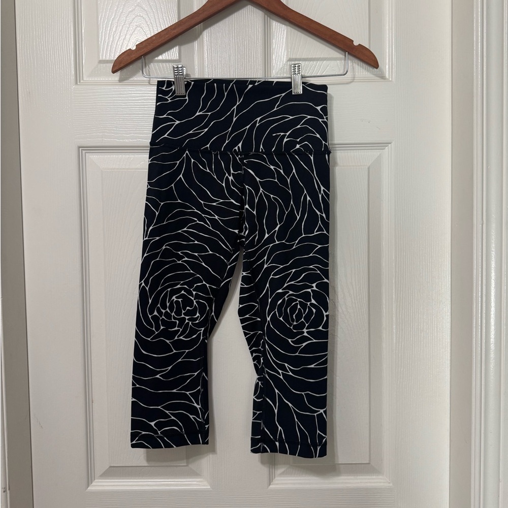 Lululemon wunder under hi rise 1/2 tight crops. Size 4 euc